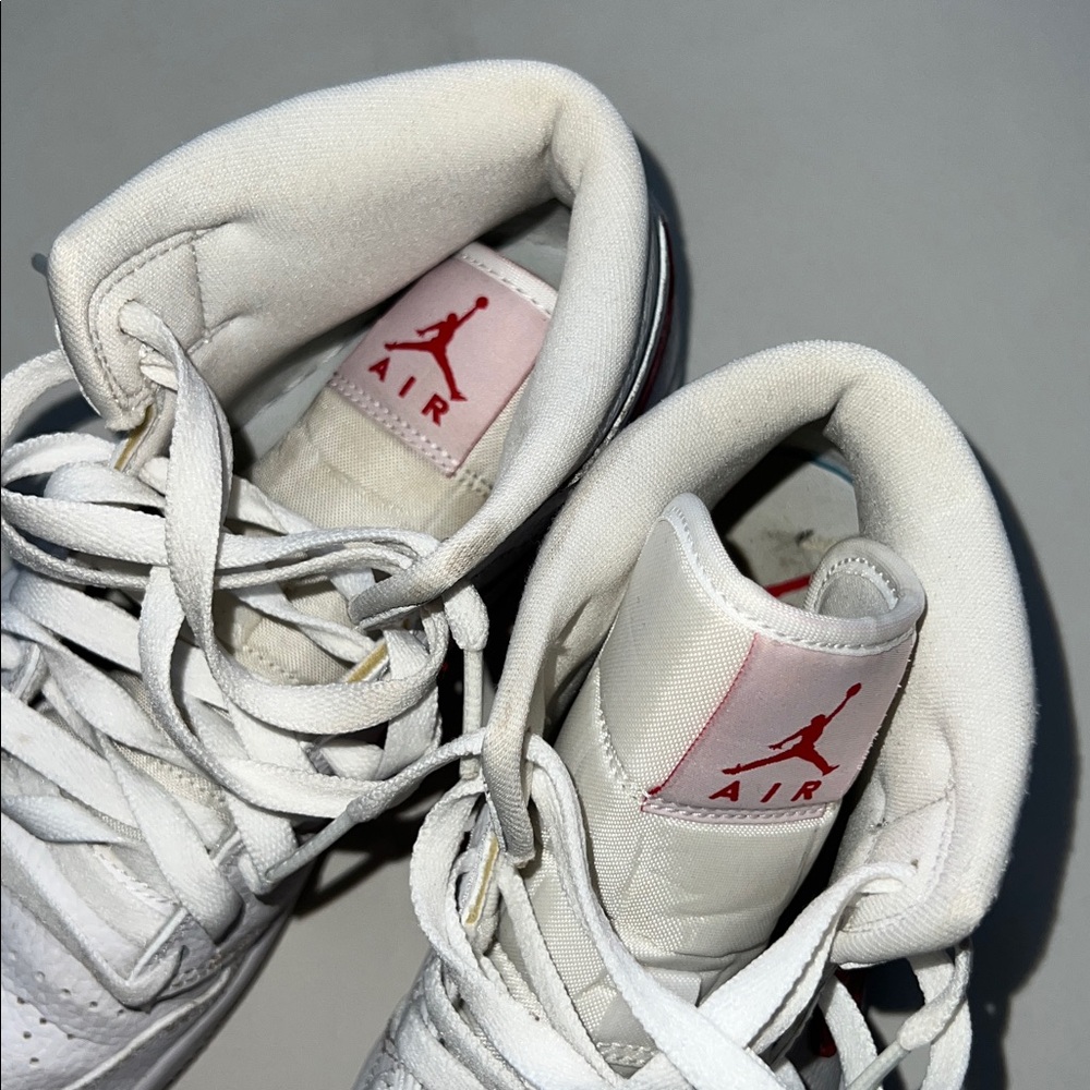 Women’s Nike Jordan 1 Mid White University Red  Size 7 - GREAT CONDITION - Picture 2 of 7
